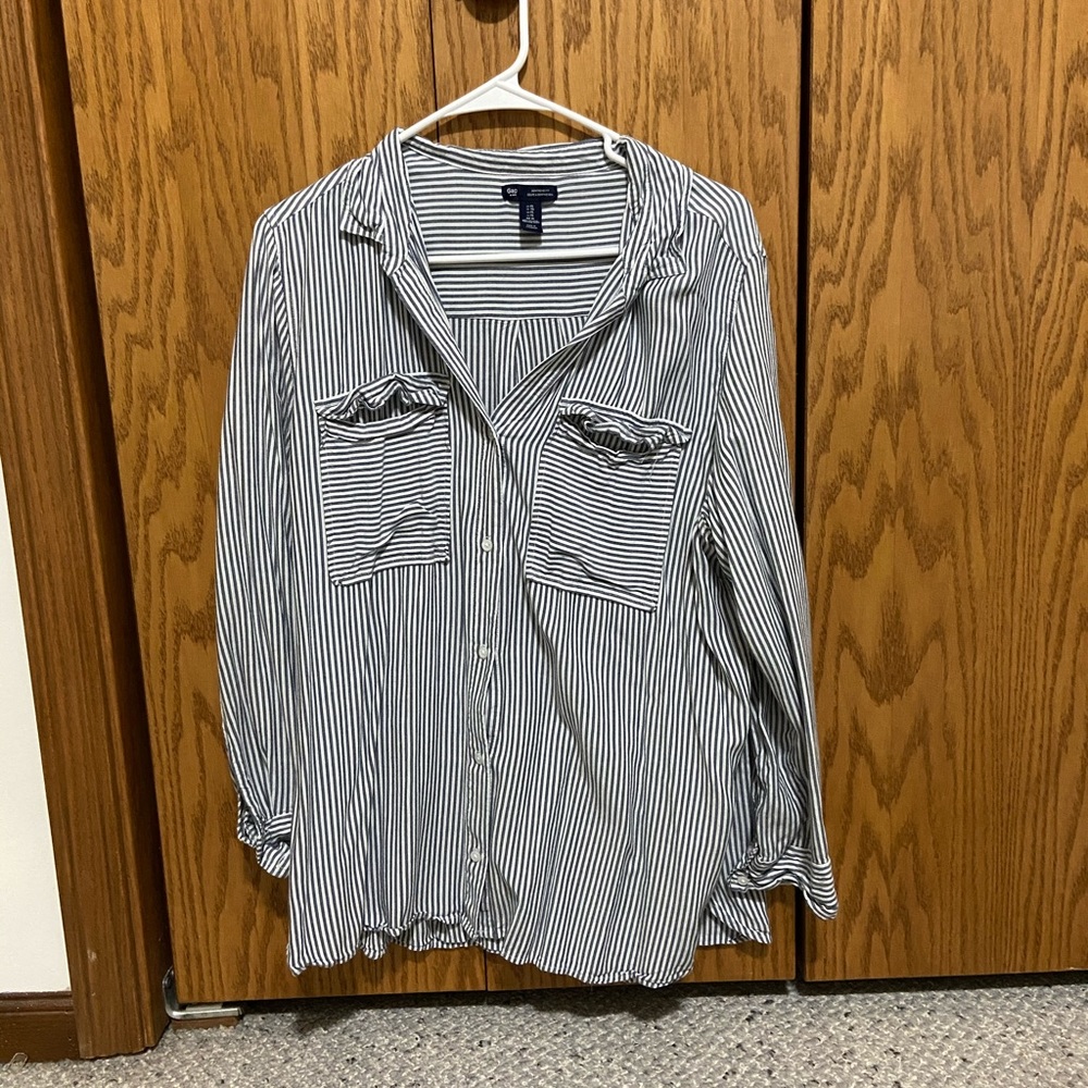 Gap women’s boyfriend fit button up